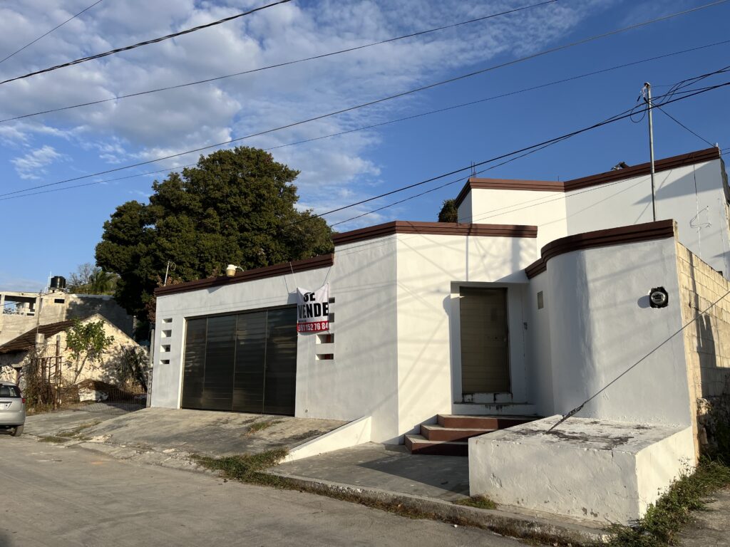 Con una inversión mínima en pintura texturizada, iluminación arquitectónica LED y jardinería desértica, esta fachada se convierte en una carta de presentación premium que eleva el valor percibido instantáneamente.